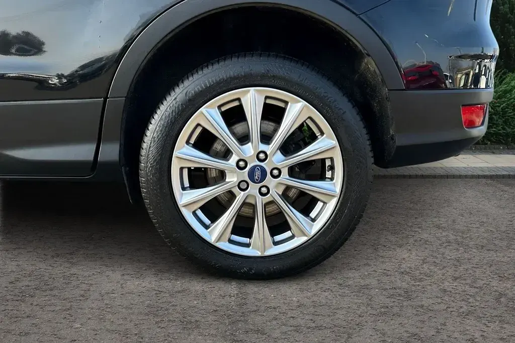 Usado Ford Kuga Titanium 150 HP (110 kW) 2019 Preto SUV