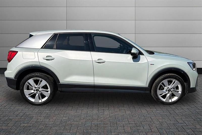 Begagnad Audi Q2 S-Line 116 HK (85 kW) 2025 Silver SUV