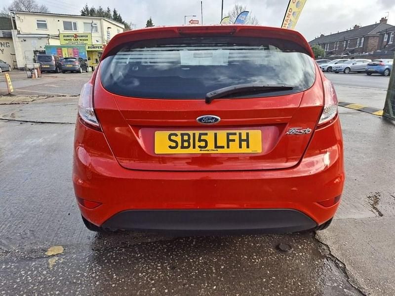 Usado Ford Fiesta Zetec 82 HP (60 kW) 2015 Vermelho Citadino