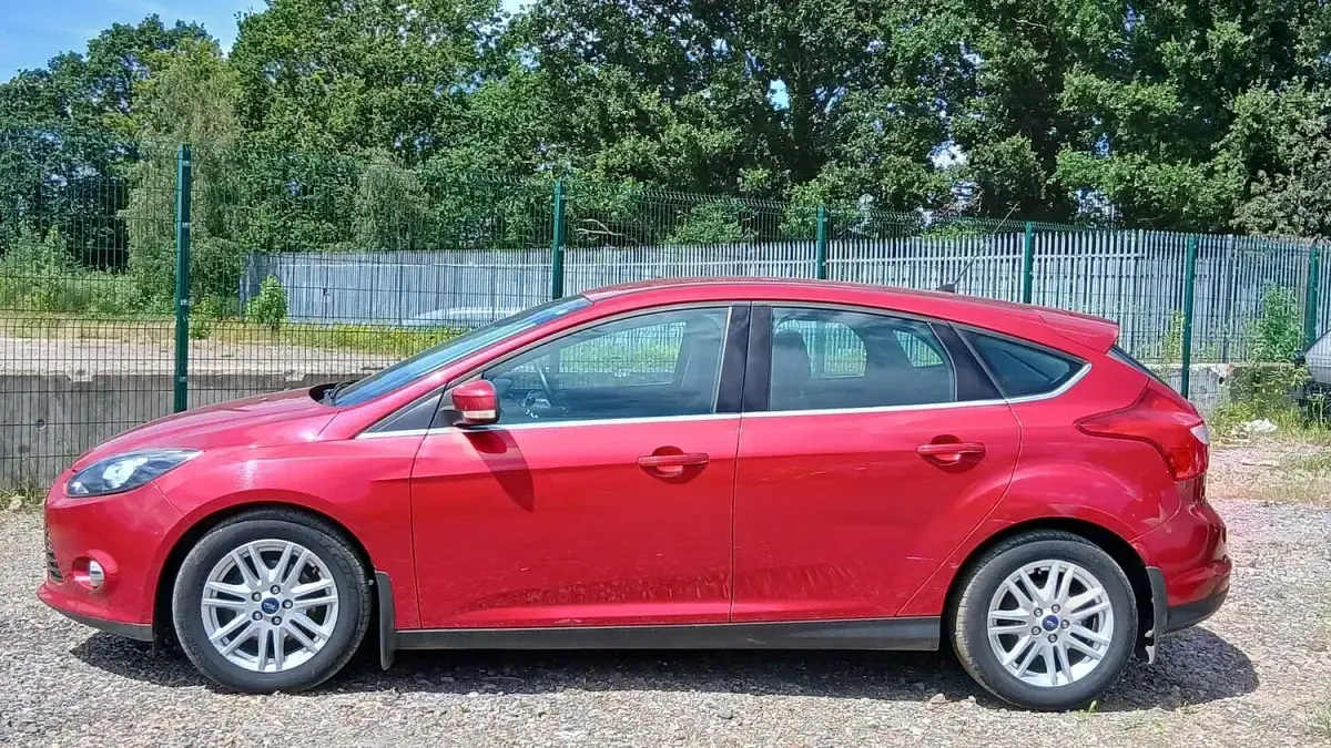 Used Ford Focus Zetec 125 HP (91 kW) 2013 Red Hatchback