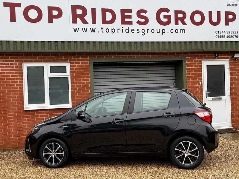 Used Toyota Yaris Hybrid 100 HP (73 kW) 2018 Black Hatchback