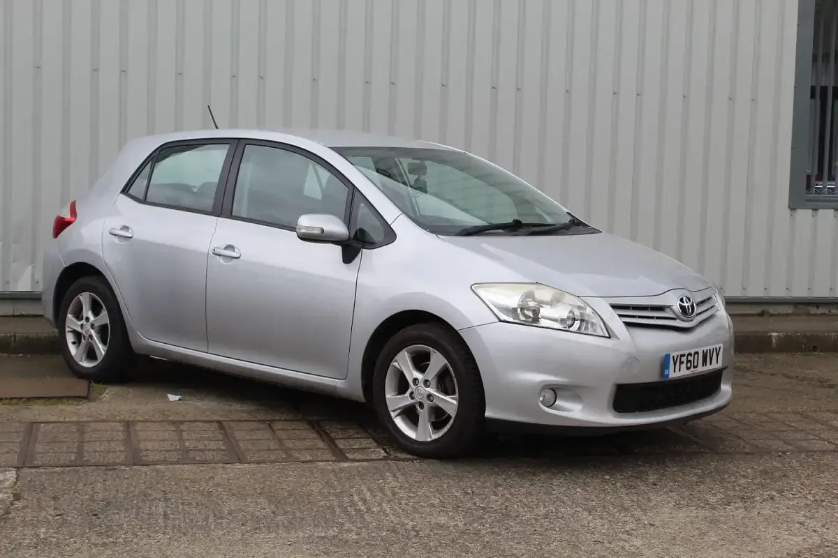 Used Toyota Auris 99 HP (72 kW) 2011 Silver Hatchback