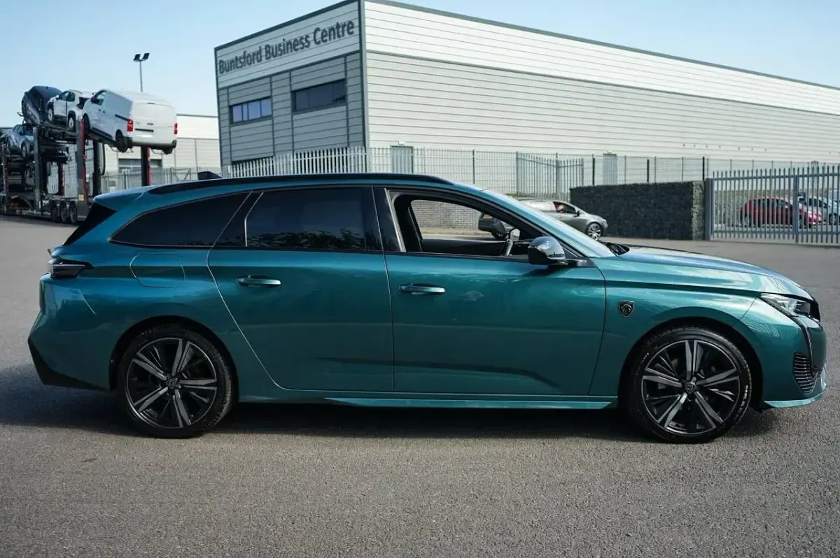 Second-hand Peugeot 308 SW Premium 129 CP (94 kW) 2022 Albastru Break