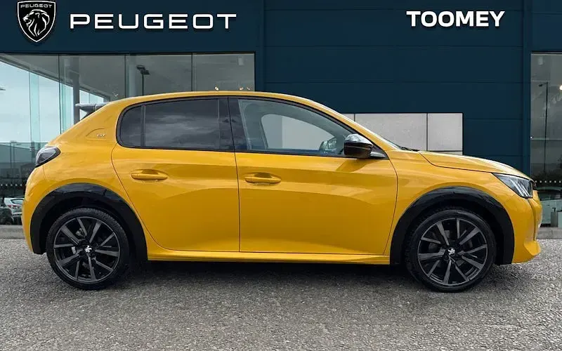 Second-hand Peugeot 208 GT 131 CP (96 kW) 2023 Galben Hatchback