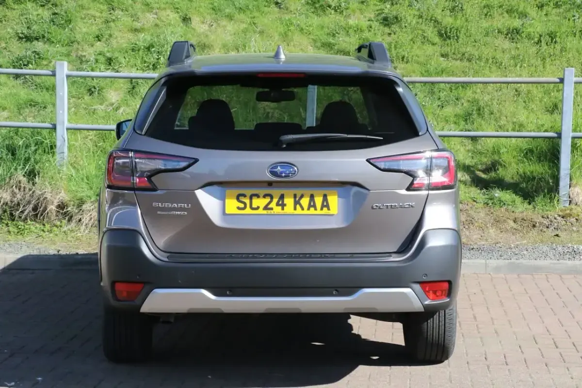 Begagnad Subaru Outback 2024 Guld Kombi