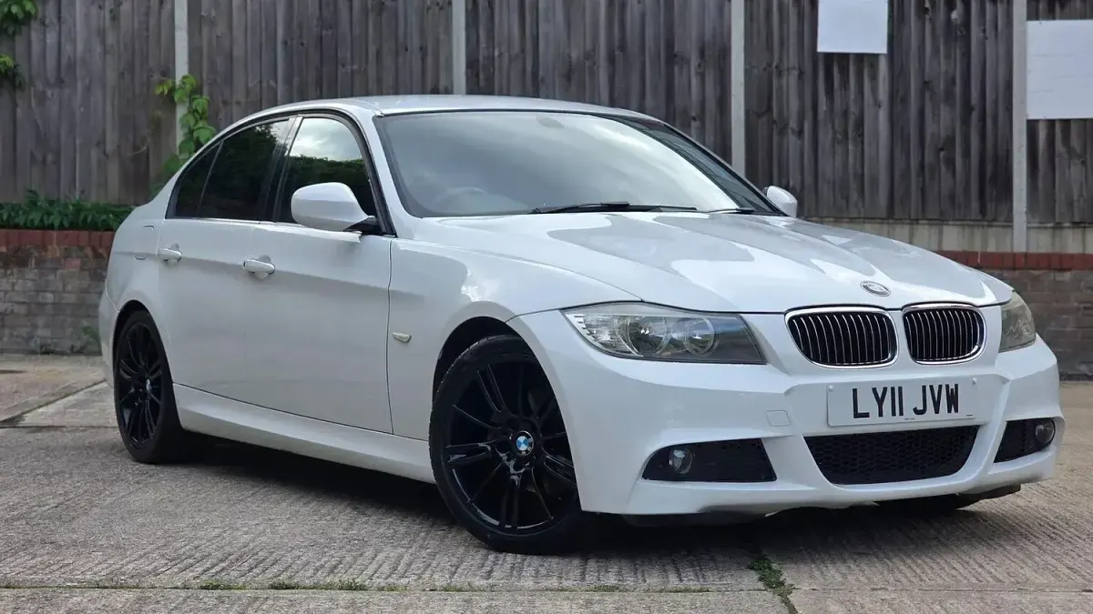 Used BMW 318 Sport Line 2011 White Sedan