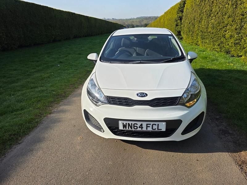 Begagnad Kia Rio 2015 Vit Halvkombi