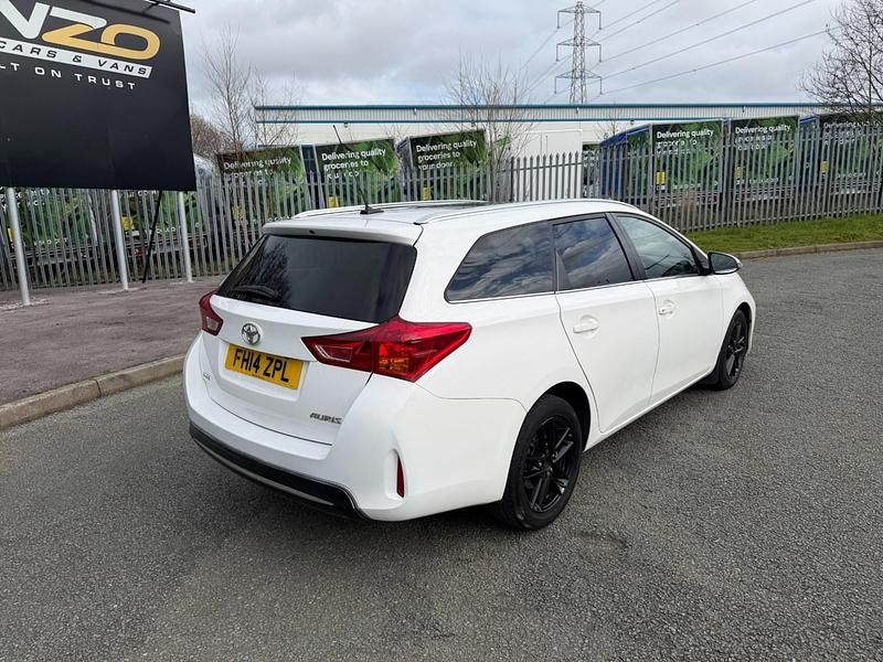 Used Toyota Auris 90 HP (66 kW) 2014 White Estate