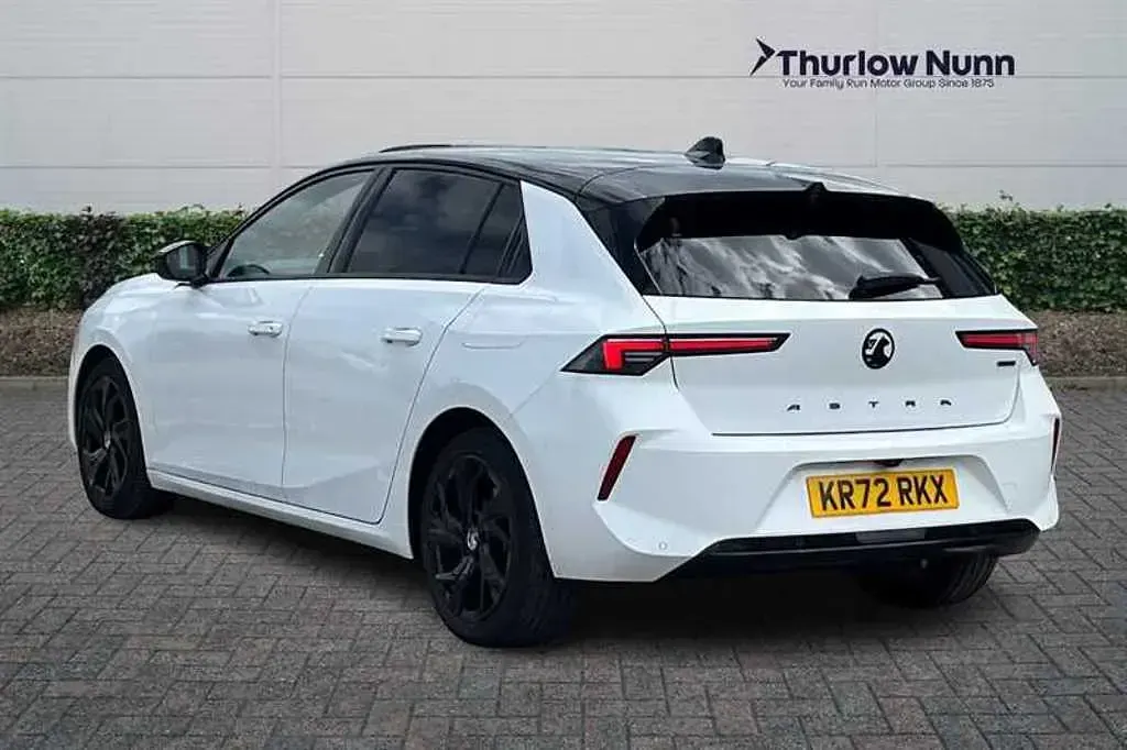 Used Vauxhall Astra GS Line 180 HP (132 kW) 2022 Arctic white Hatchback
