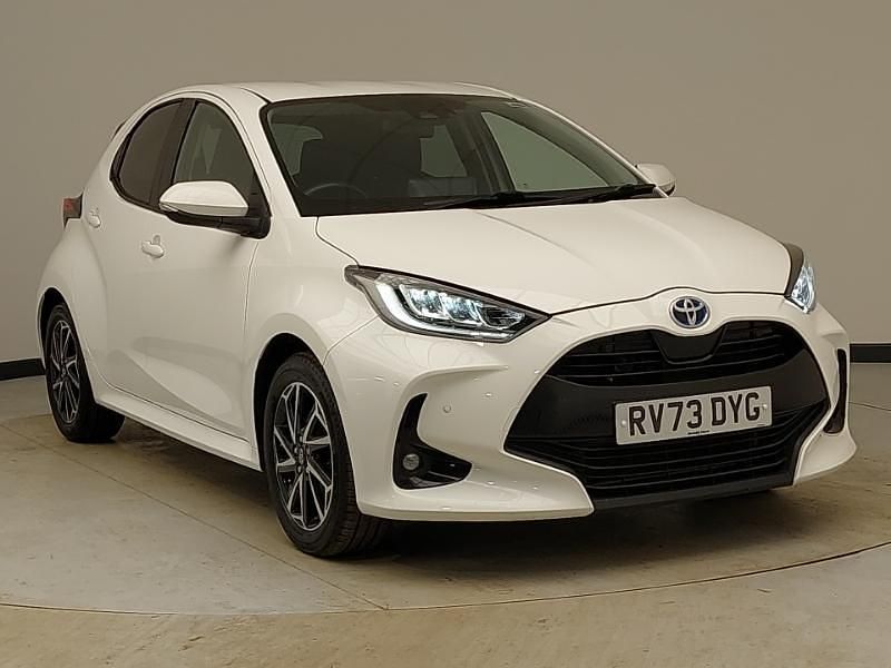 Used Toyota Yaris Hybrid Design 116 HP (85 kW) 2023 White Hatchback