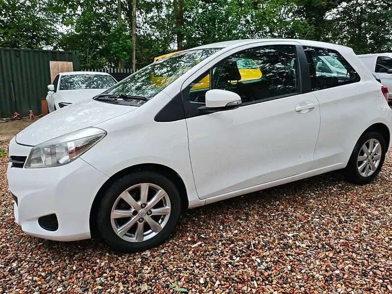 Used Toyota Yaris 99 HP (72 kW) 2013 White Hatchback