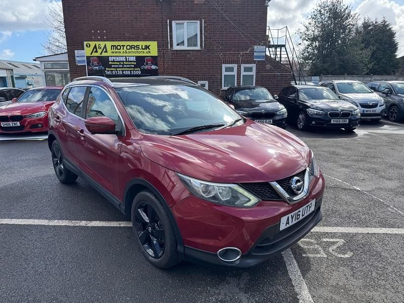 Used Nissan Qashqai N-Connecta 115 HP (84 kW) 2016 Red SUV