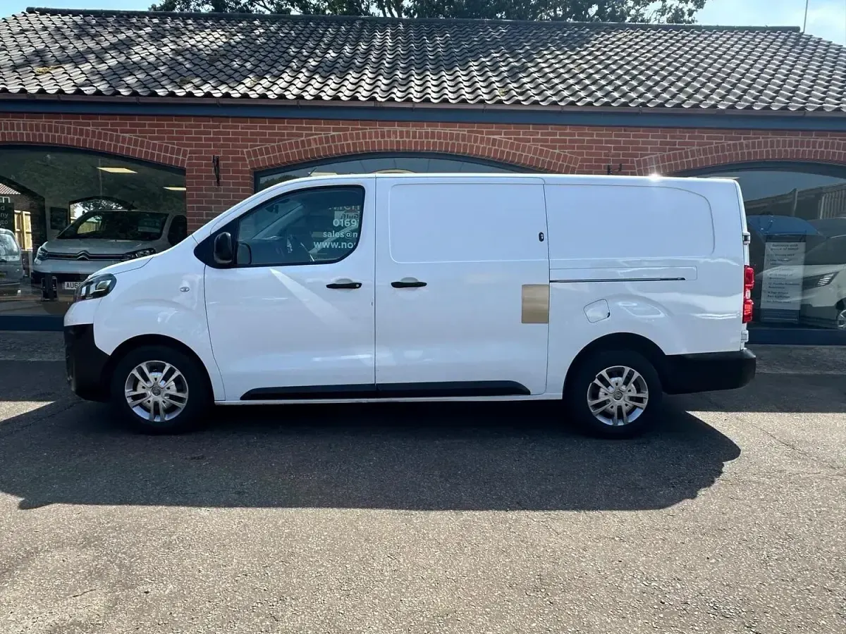 Used Vauxhall Vivaro S 100 HP (73 kW) 2020 White MPV