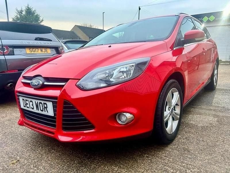 Used Ford Focus Zetec 105 HP (77 kW) 2013 Red Estate