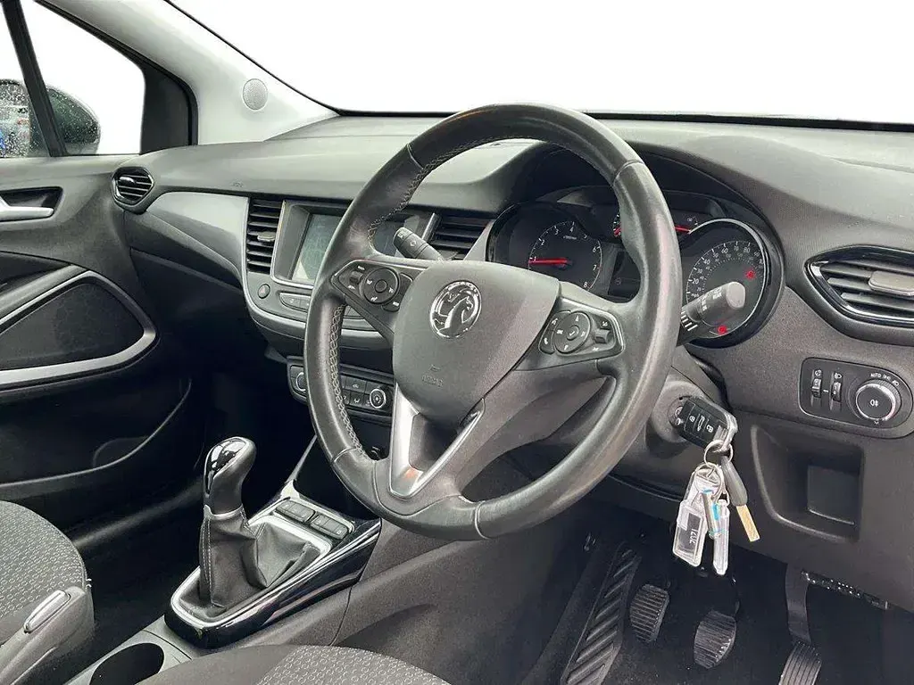Second-hand Vauxhall Crossland Design Edition 81 CP (59 kW) 2022 Alb SUV