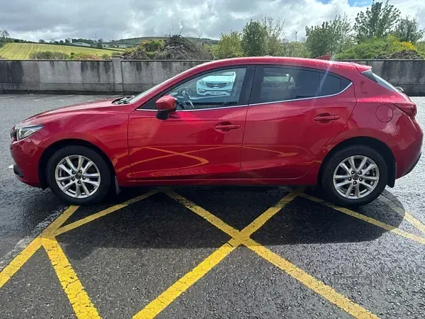 Used Mazda 3 105 HP (77 kW) 2016 Red Hatchback