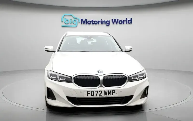 Usado BMW 330e Sport Line 292 CV (214 kW) 2023 Blanco Familiar