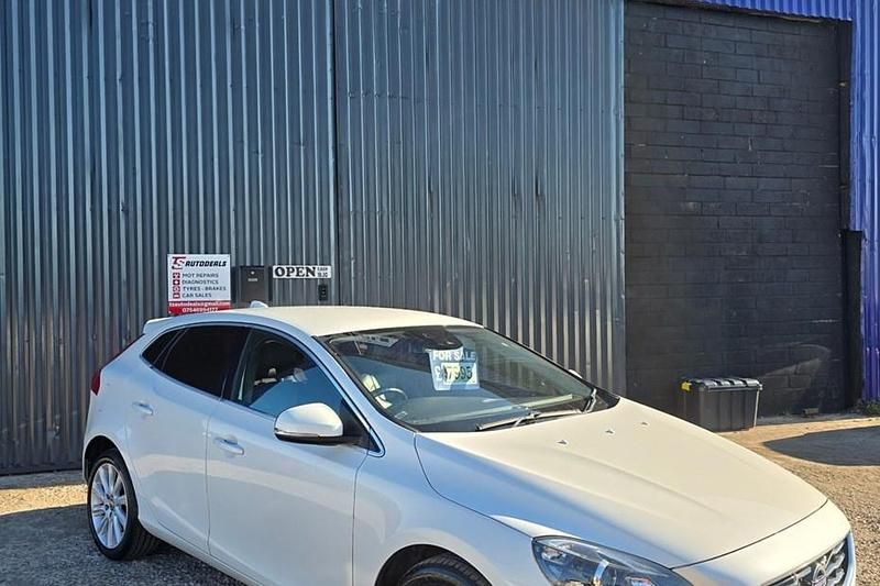 Used Volvo V40 SE Lux 190 HP (139 kW) 2016 White Estate