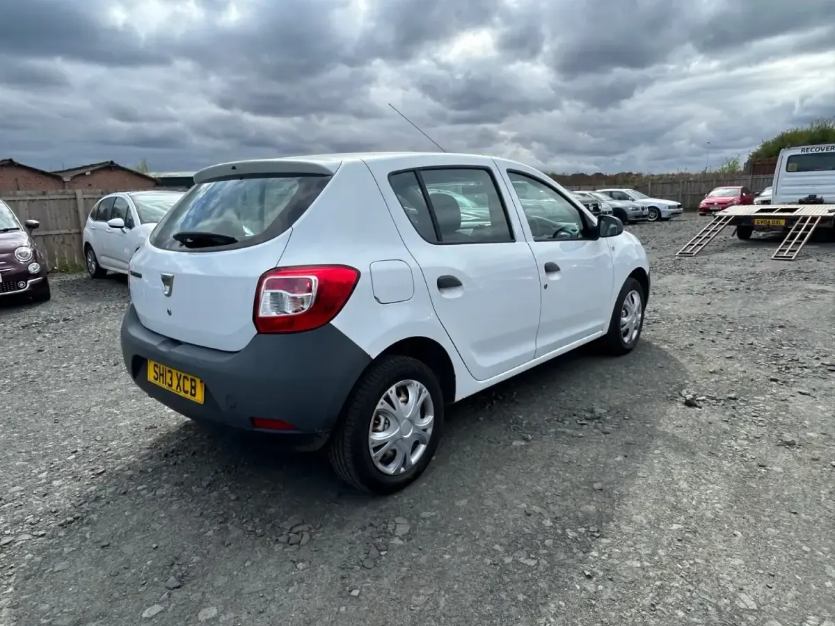 Begagnad Dacia Sandero Acces 75 HK (55 kW) 2013 Vit Halvkombi