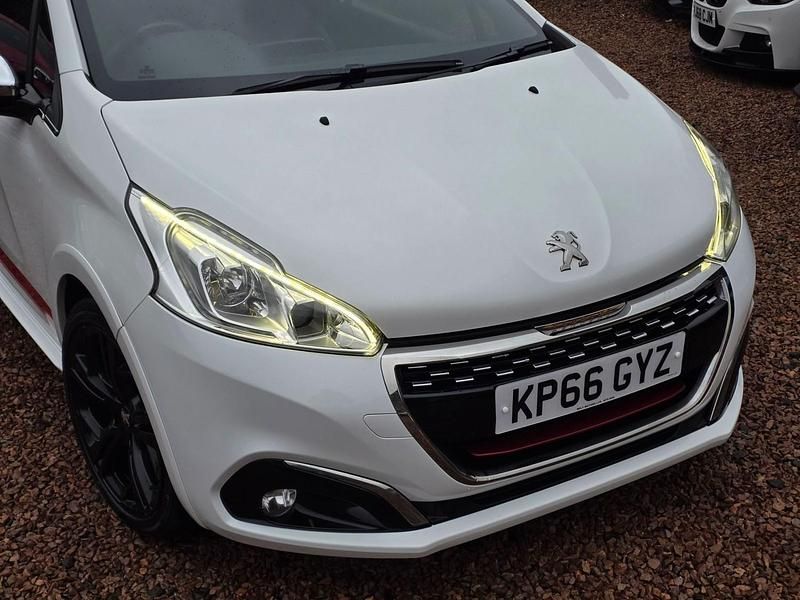 Used Peugeot 208 Prestige 208 HP (152 kW) 2016 White Hatchback