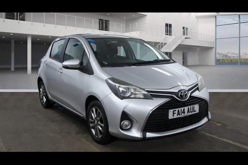 Used Toyota Yaris 99 HP (72 kW) 2014 Silver Hatchback