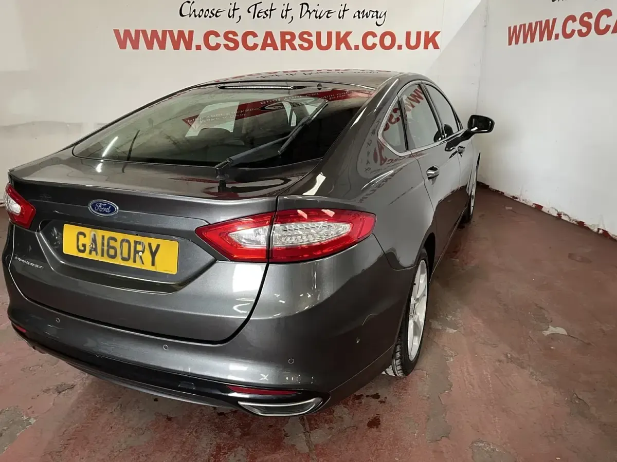 Usado Ford Mondeo Titanium 180 HP (132 kW) 2017 Cinzento Citadino