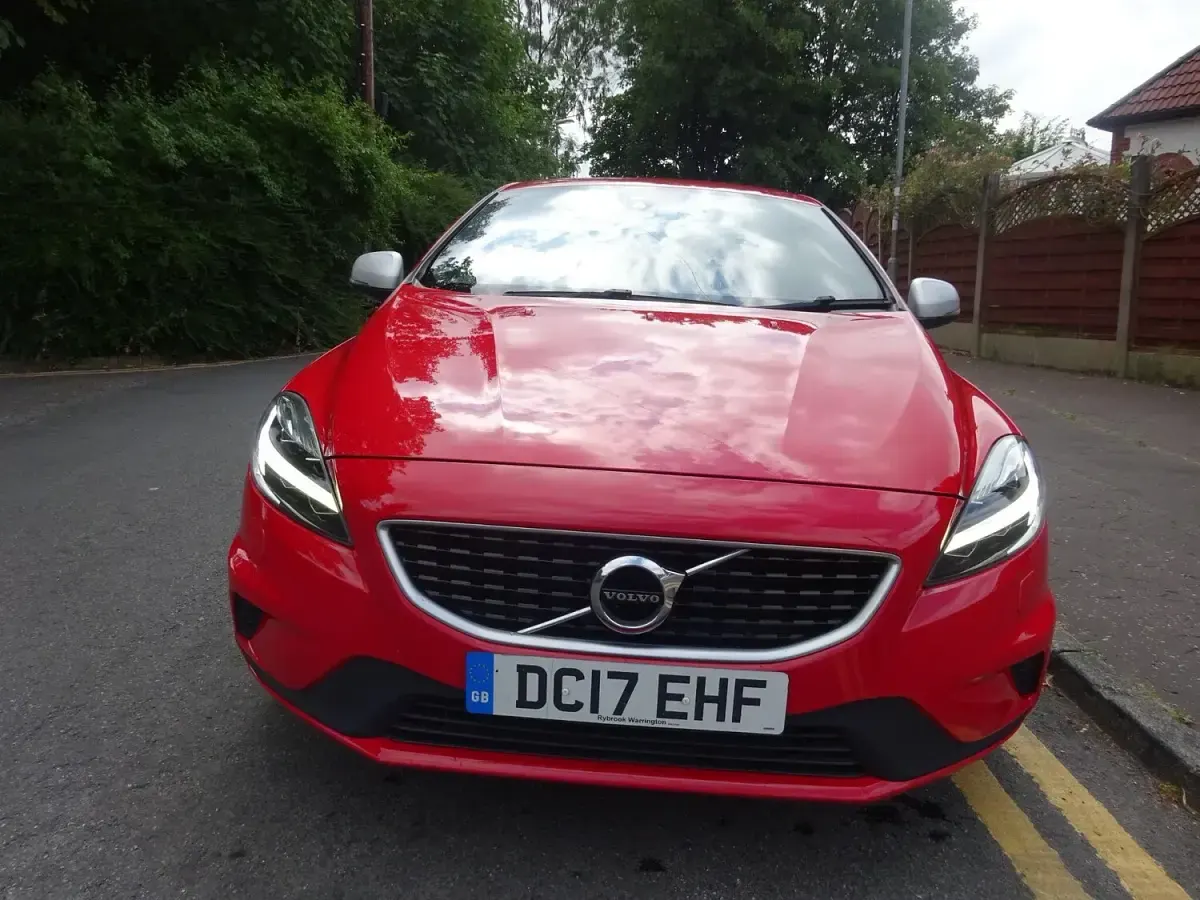 Used Volvo V40 R-Design Pro 120 HP (88 kW) 2017 Red Hatchback