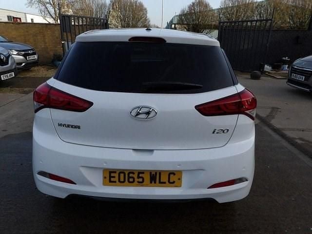 Used Hyundai i20 Premium 90 HP (66 kW) 2015 White Hatchback