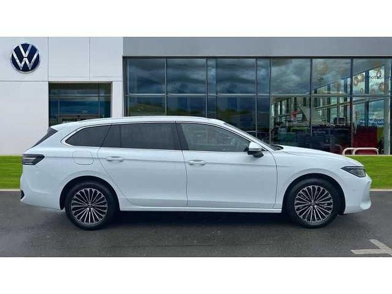 Used VW Passat Elegance 204 HP (150 kW) 2025 Pure white Estate