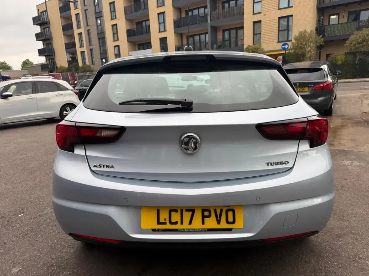 Używany Vauxhall Astra Elite 150 KM (110 kW) 2017 Srebrny Hatchback