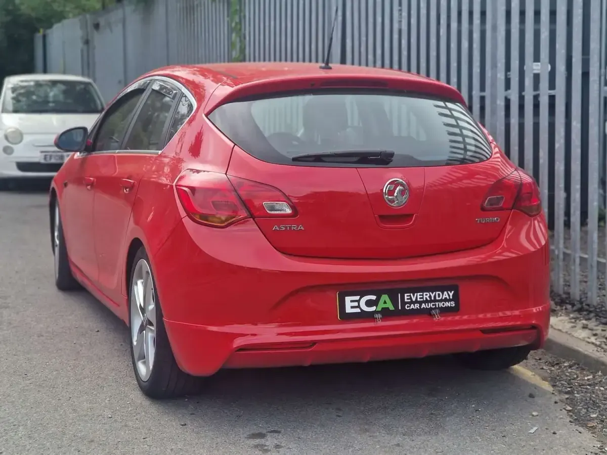 Used Vauxhall Astra Edition 140 HP (102 kW) 2014 Red Hatchback