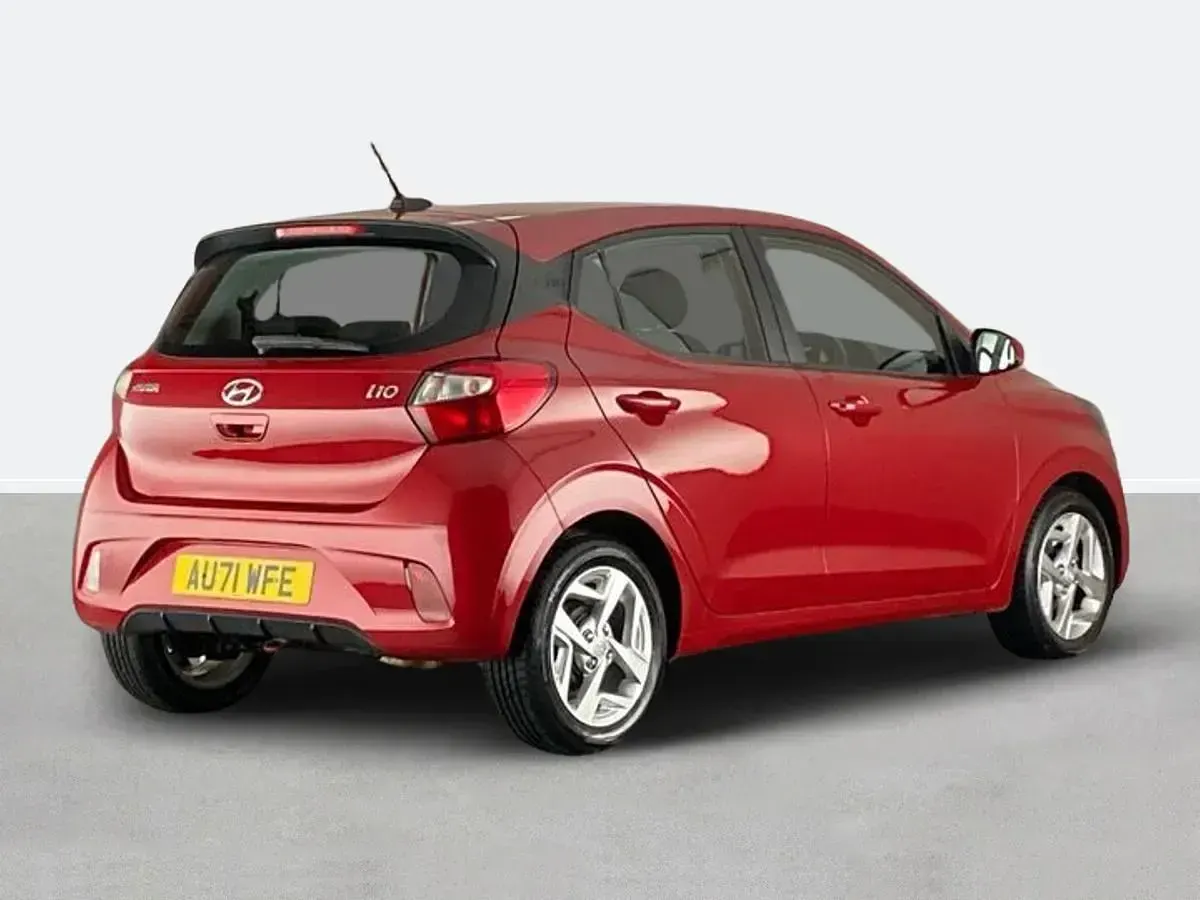 Usado Hyundai i10 SE 84 CV (61 kW) 2022 Rojo Utilitario