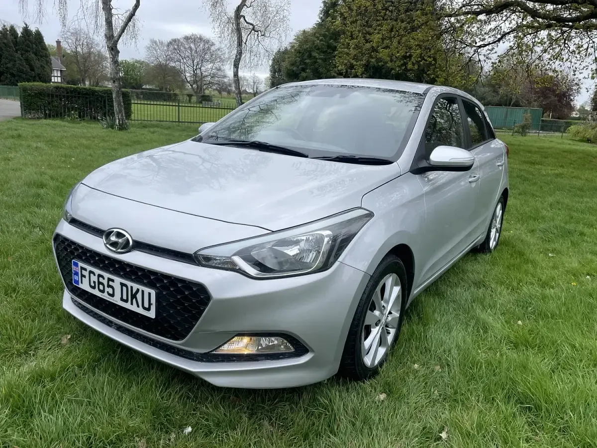 Used Hyundai i20 SE 100 HP (73 kW) 2015 Silver Hatchback