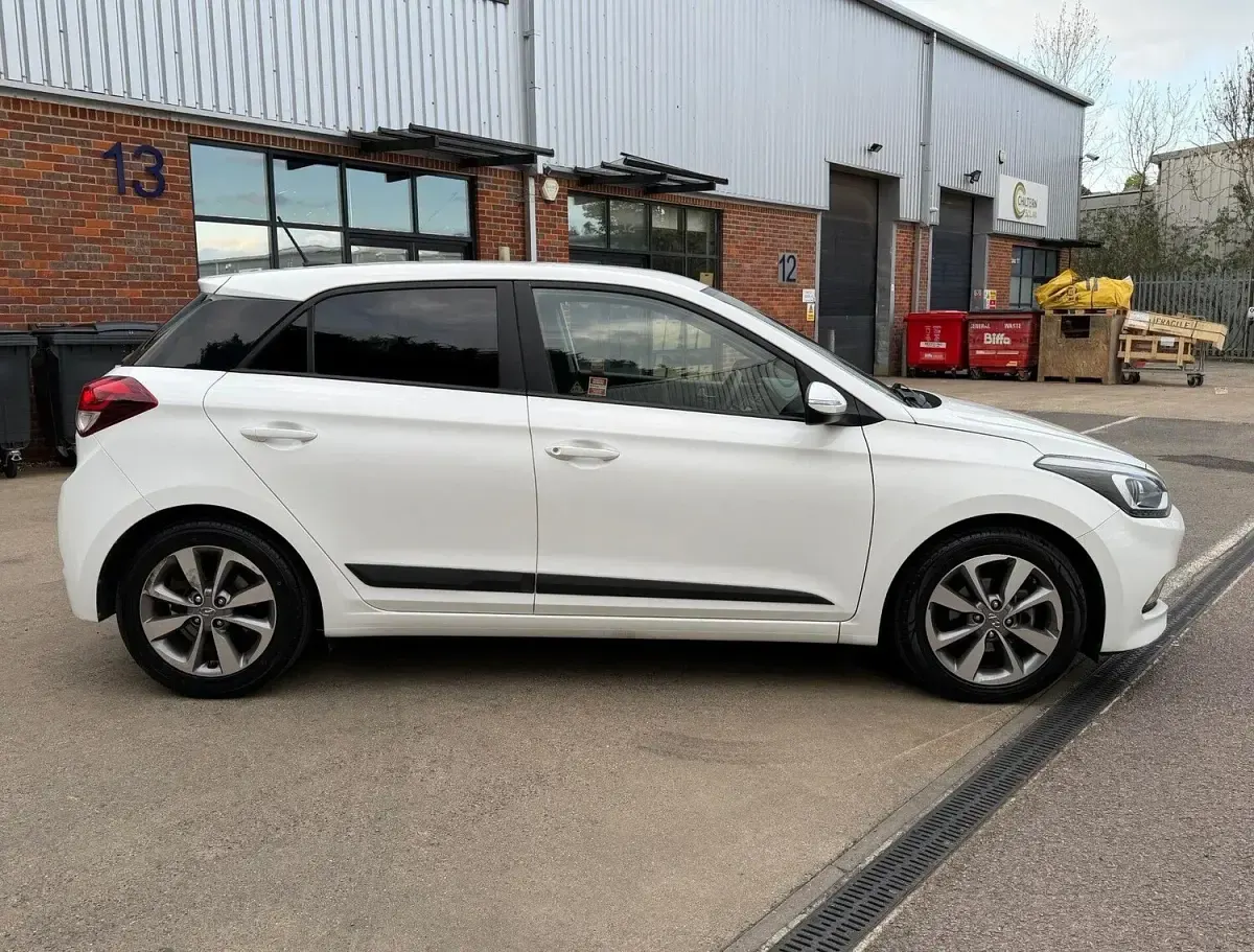 Used Hyundai i20 Premium 84 HP (61 kW) 2017 White Hatchback