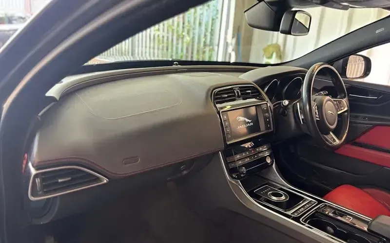Używany Jaguar XE Ingenium 200 KM (147 kW) 2018 Szary Sedan/Limuzyna