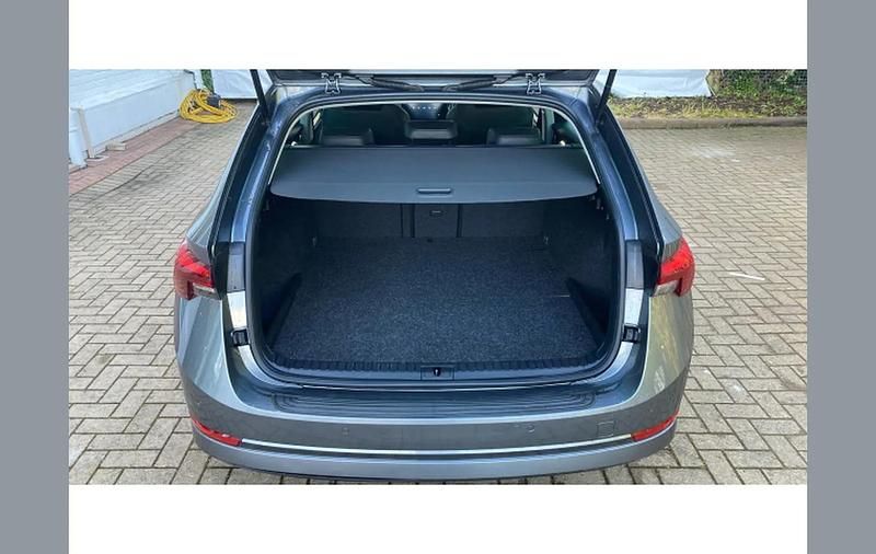 Usado Skoda Octavia SE L 200 HP (147 kW) 2023 Cinzento Carrinha