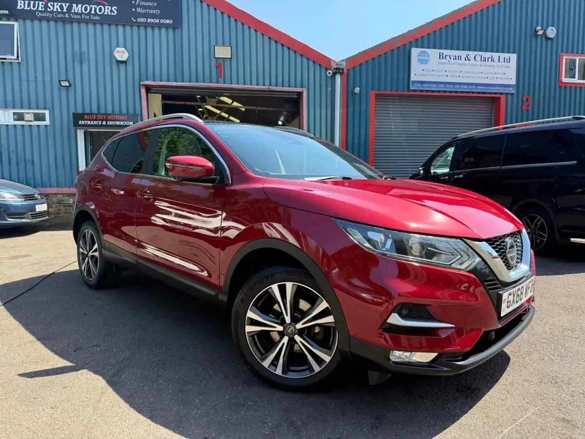 Used Nissan Qashqai N-Connecta 115 HP (84 kW) 2018 Red SUV