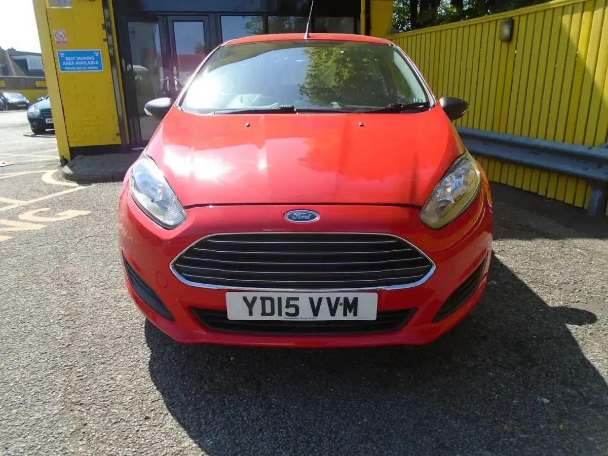 Usado Ford Fiesta Studio 82 CV (60 kW) 2015 Rojo Utilitario