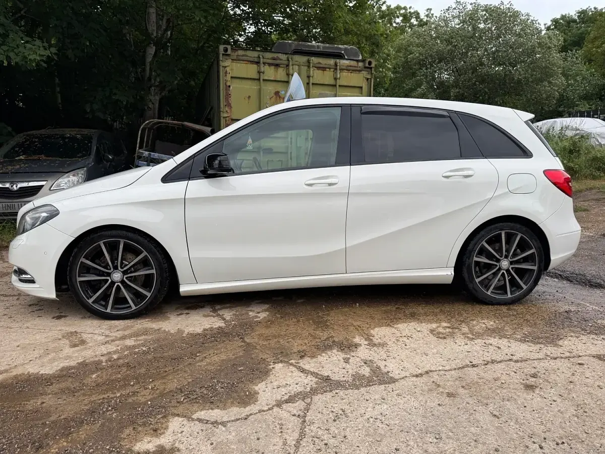 Used Mercedes B220 167 HP (122 kW) 2013 White Hatchback