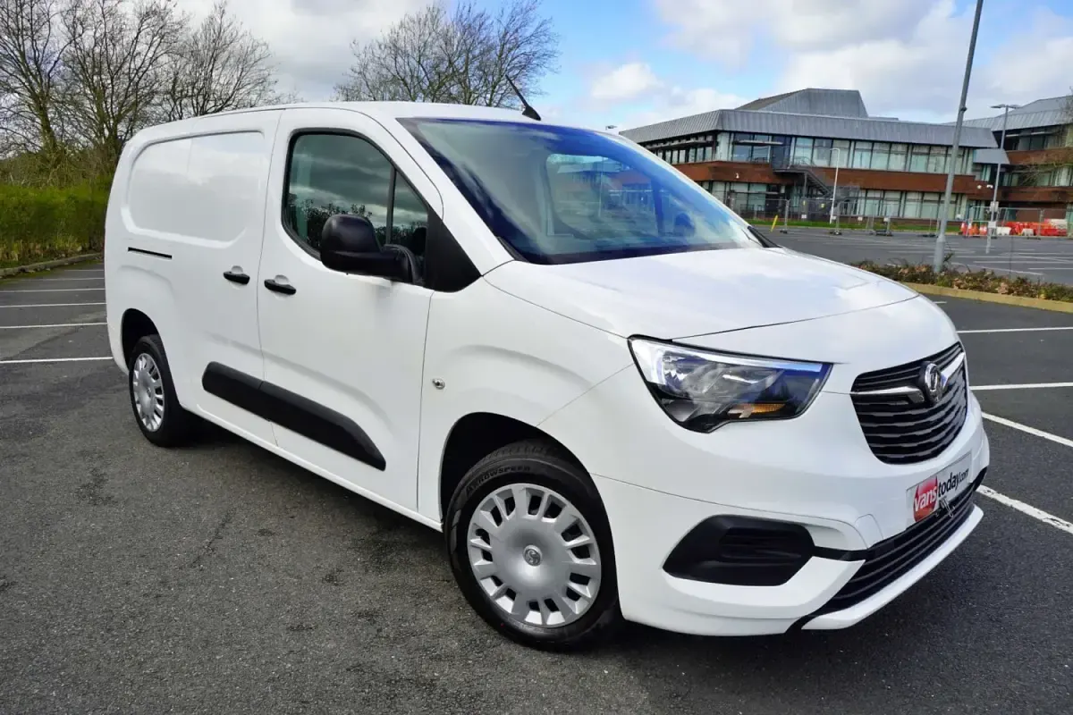 Second-hand Vauxhall Combo Sportive 100 CP (73 kW) 2020 Alb Monovolum