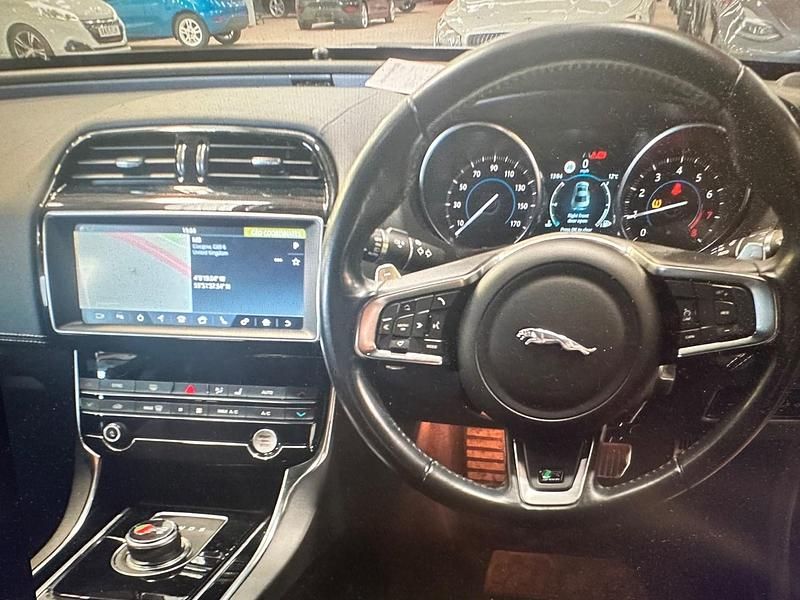 Used Jaguar XE R-Sport 200 HP (147 kW) 2019 White Sedan