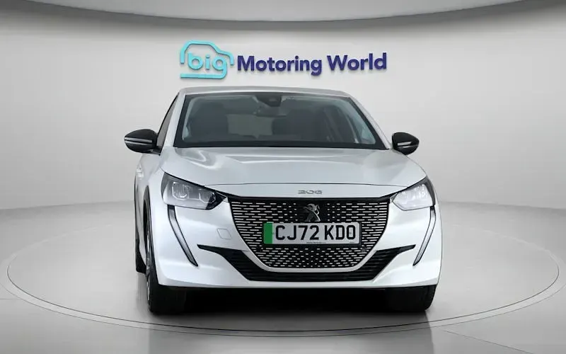 Used Peugeot e-208 Allure+ 100 kW (136 HP) 2023 White Hatchback