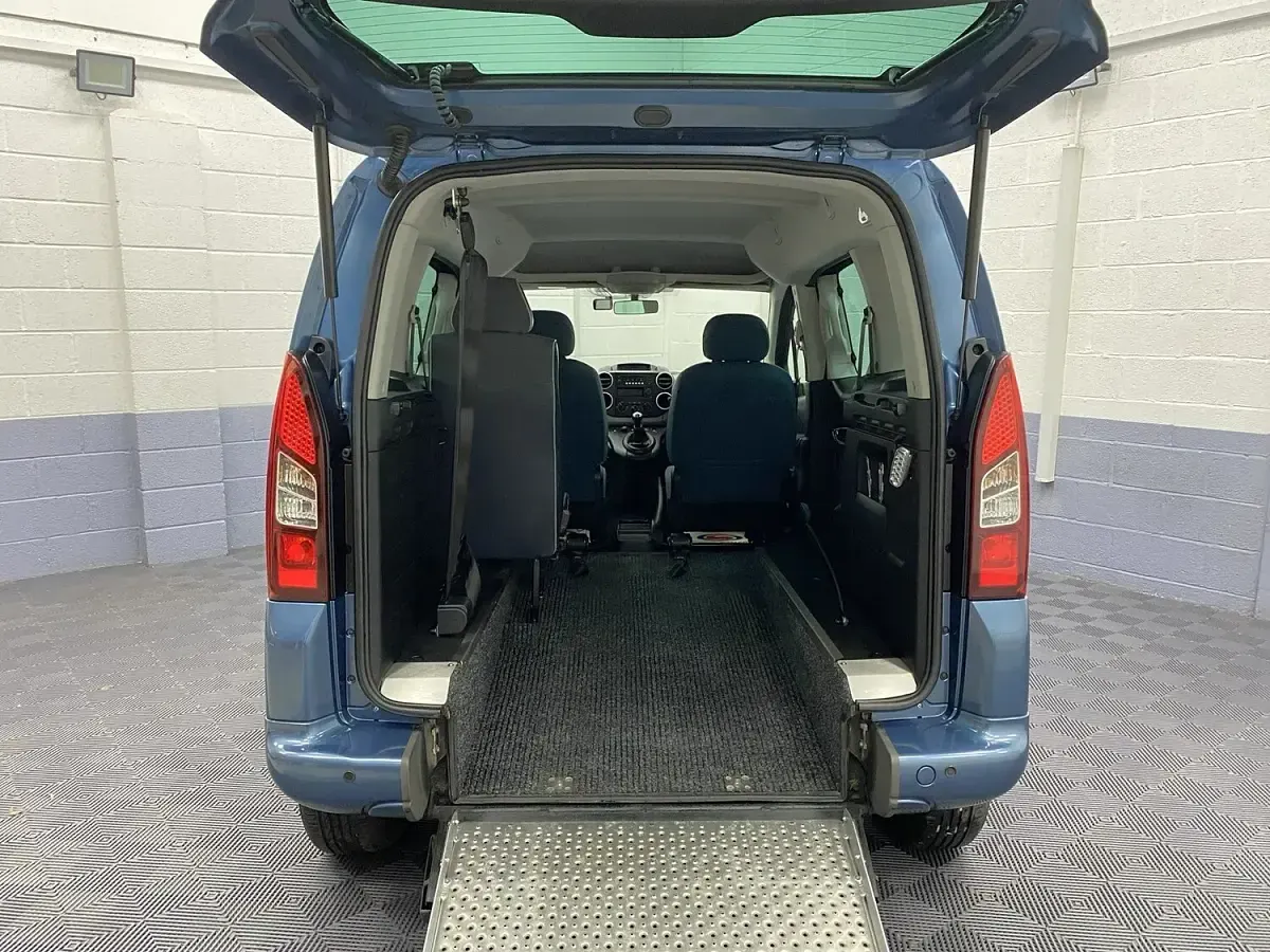 Used Citroën Berlingo Feel 100 HP (73 kW) 2018 Blue MPV