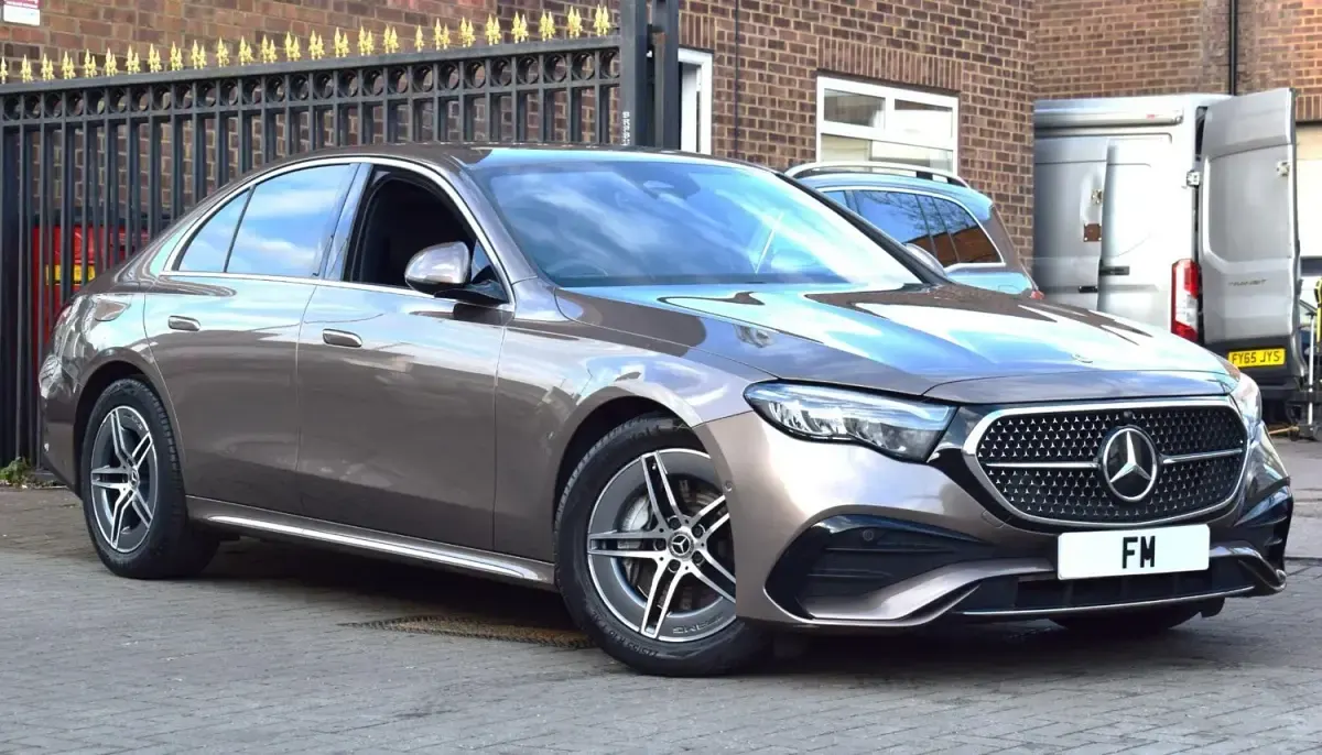 Usado Mercedes E200 AMG line 204 CV (150 kW) 2024 Marrón Berlina
