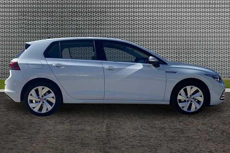 Second-hand VW Golf VIII 150 CP (110 kW) 2022