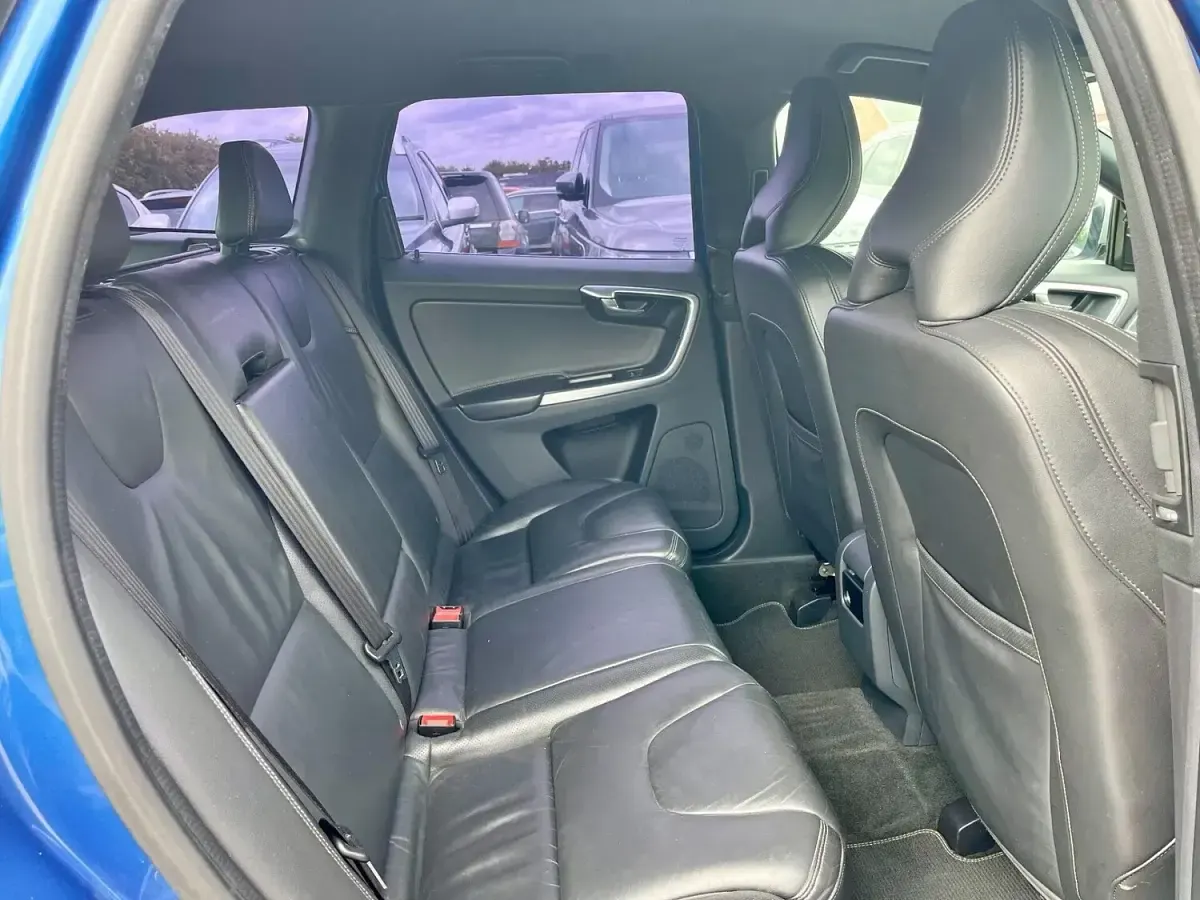 Used Volvo XC60 R-Design 190 HP (139 kW) 2017 Blue SUV