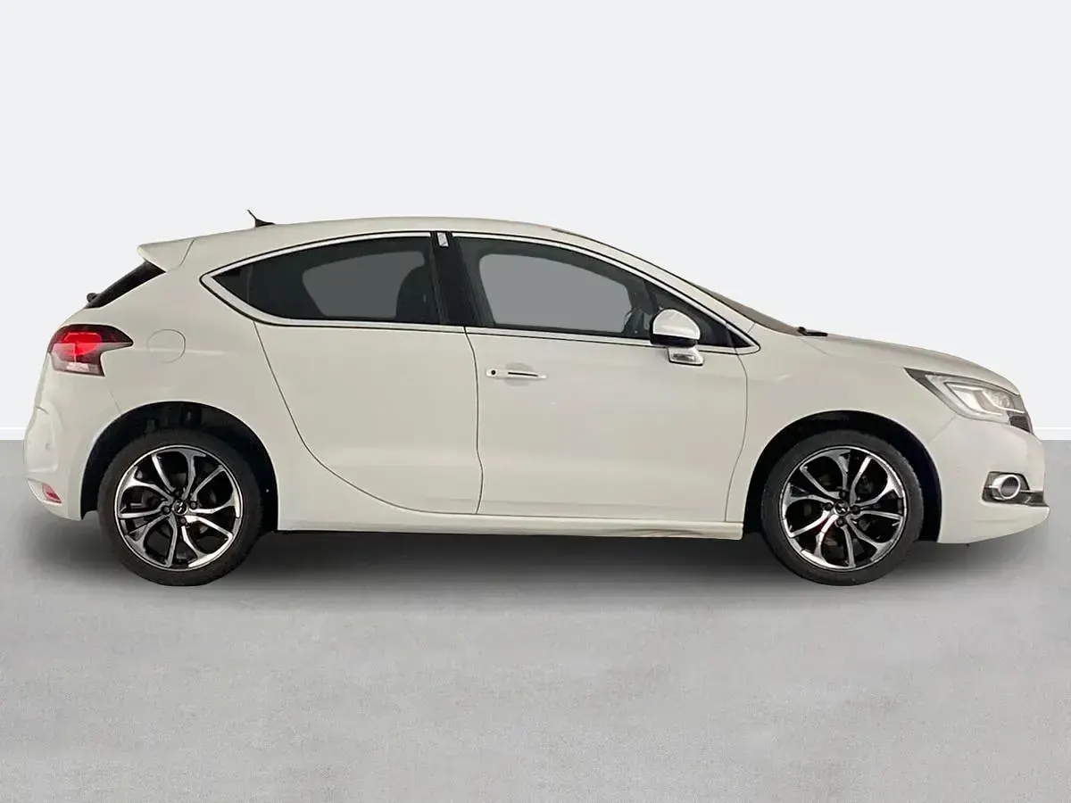 Used DS Automobiles DS4 Prestige 2017 White Hatchback
