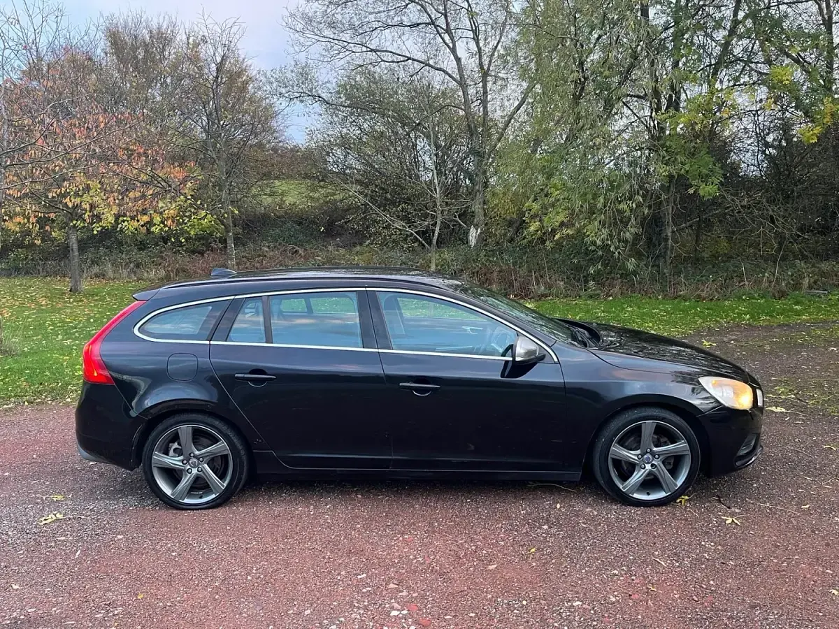 Used Volvo V60 R-Design 163 HP (119 kW) 2011 Black Estate