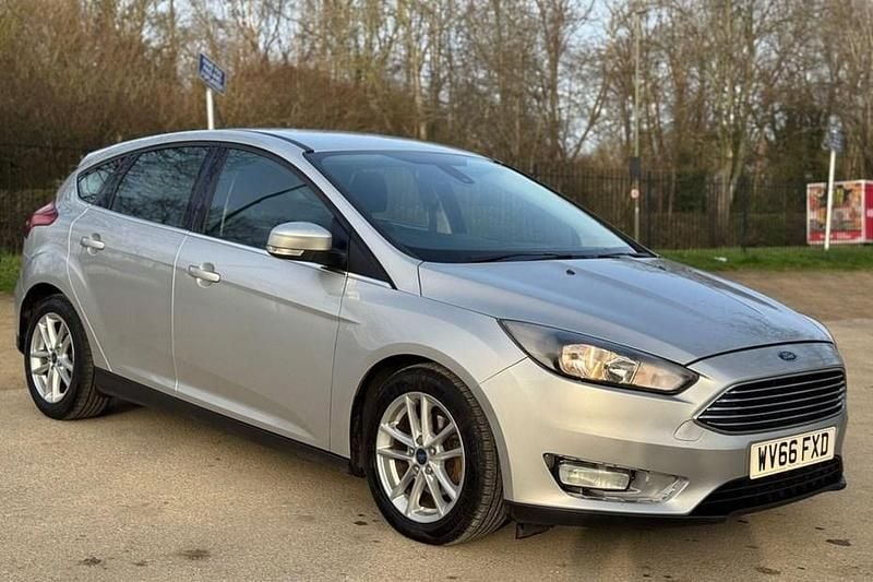 Used Ford Focus Zetec 120 HP (88 kW) 2016 Silver Hatchback