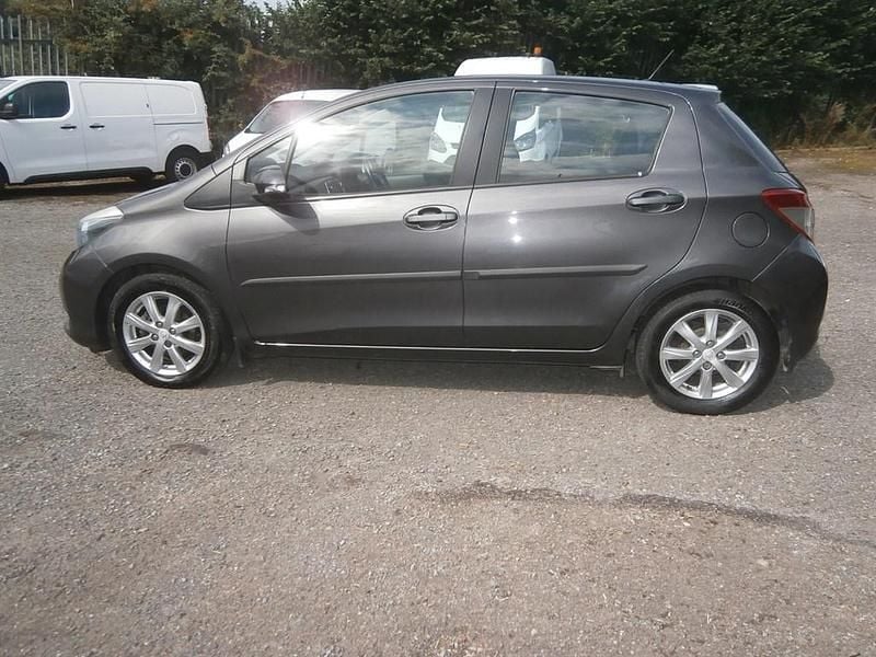 Used Toyota Yaris 101 HP (74 kW) 2013 Grey Hatchback